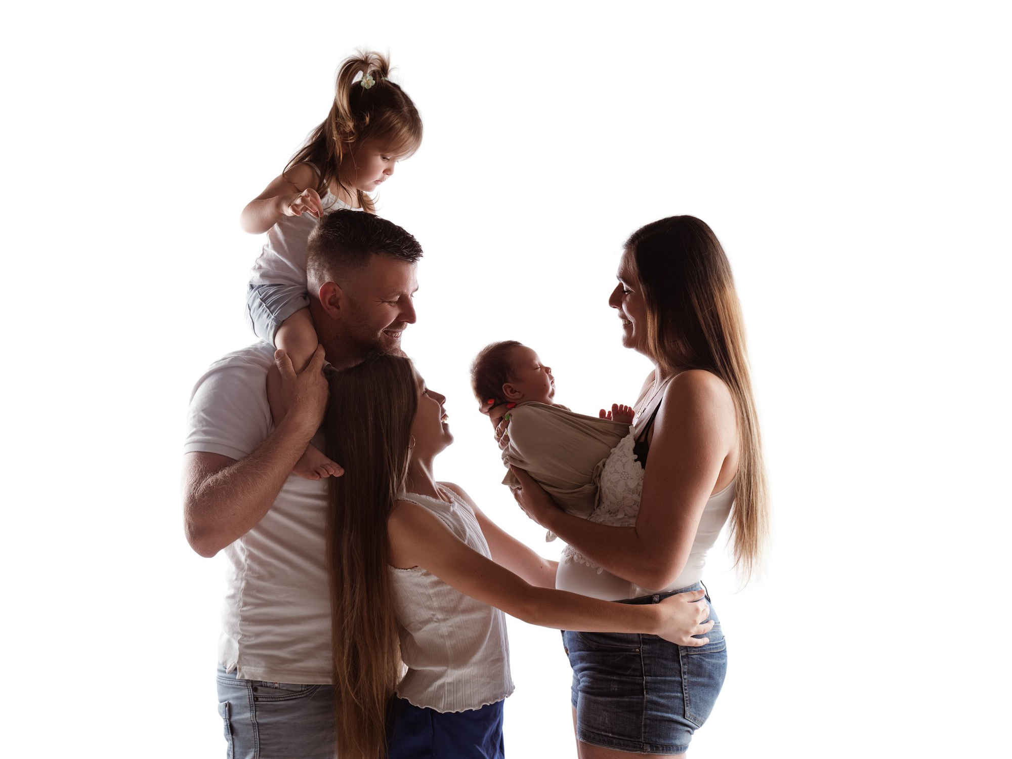 Instant de tendresse pur en famille sur un fond blanc très lumineux en Lozère
