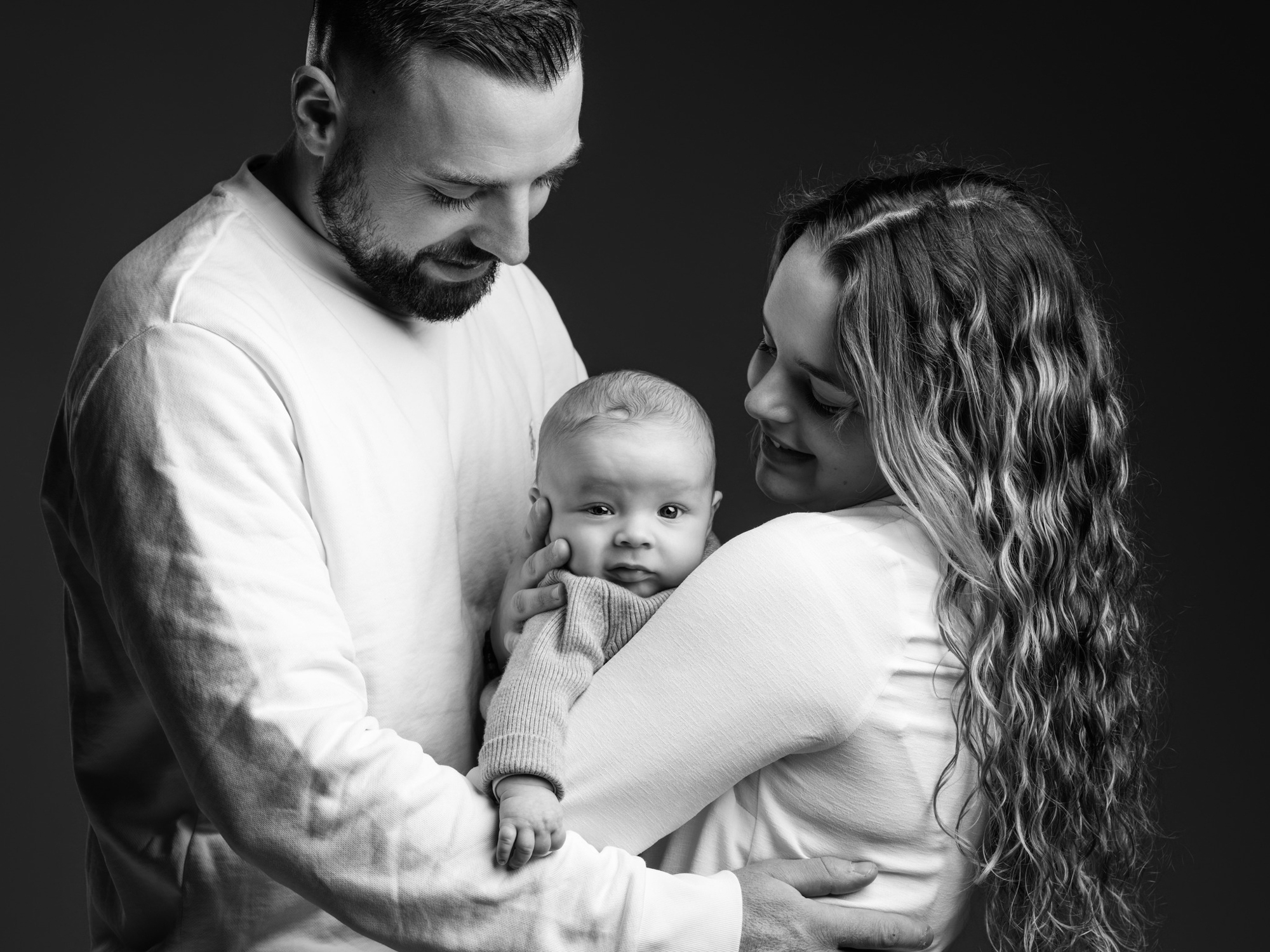 couple en noir et blanc avec un enfant