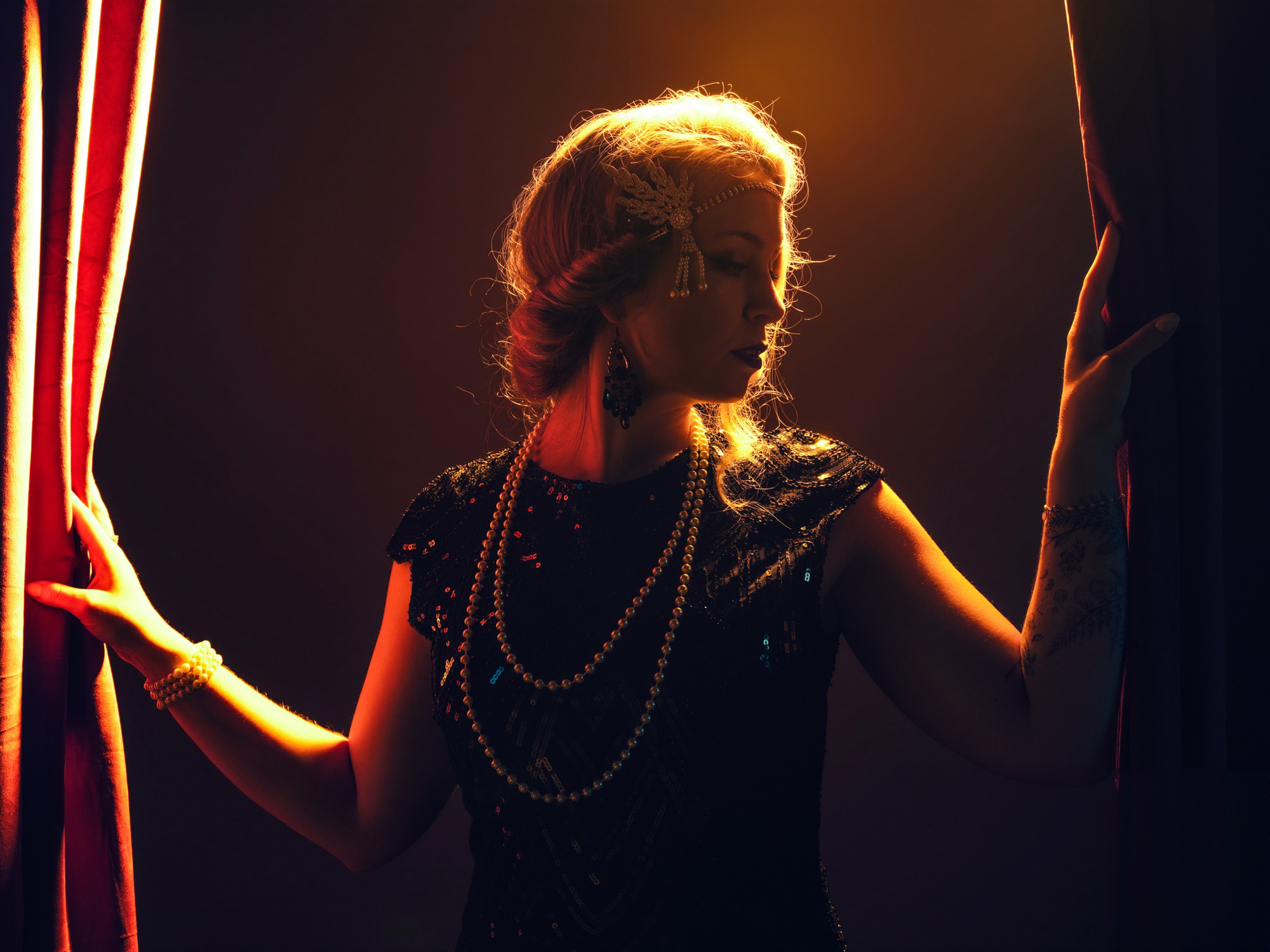 Portrait artistique en clair-obscur mettant en valeur le visage d'une femme, studio photo de Mende