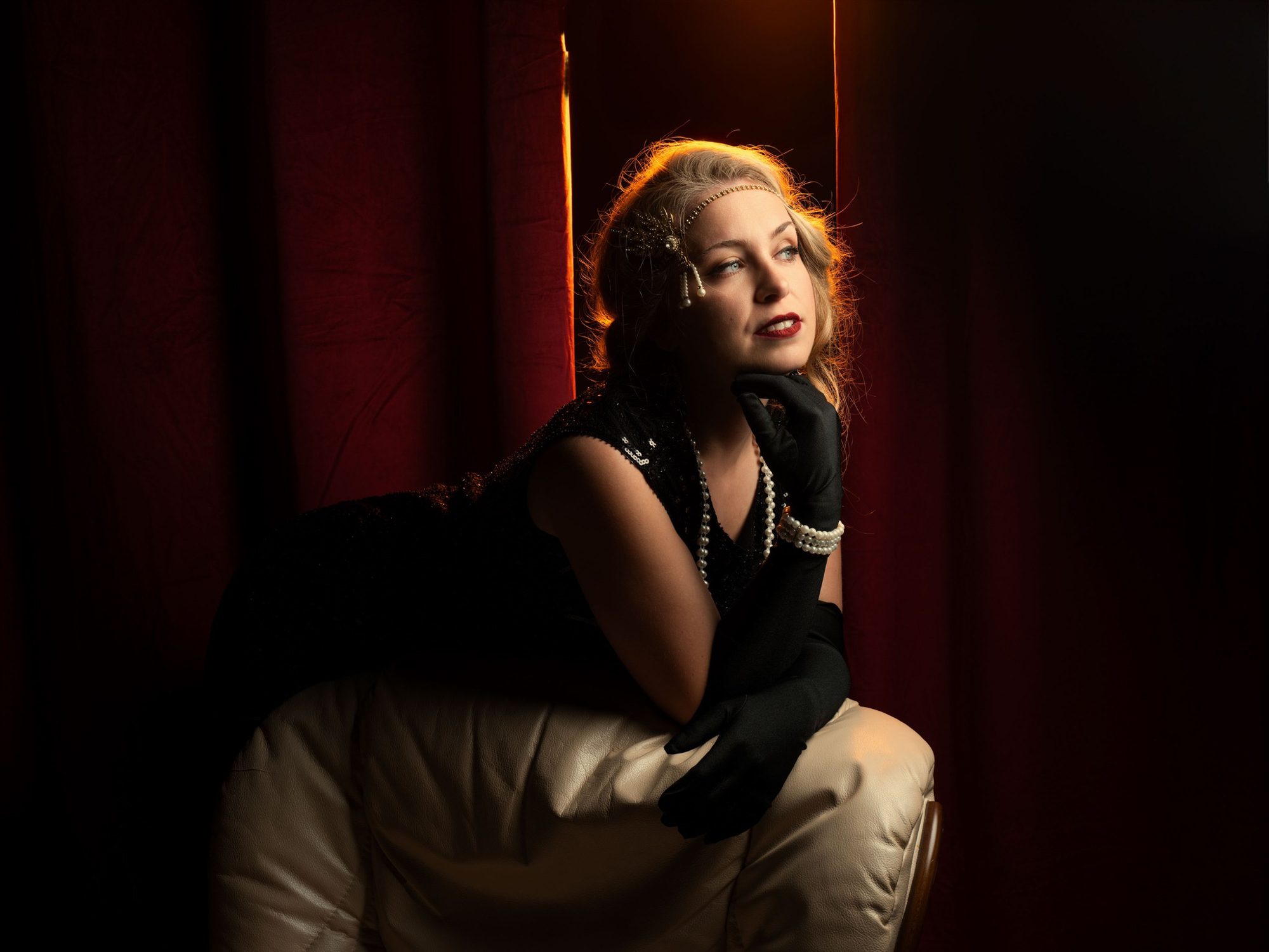 Portrait beauté rapproché d'une jeune femme mettant en valeur son visage avec un éclairage de studio doux en Lozère