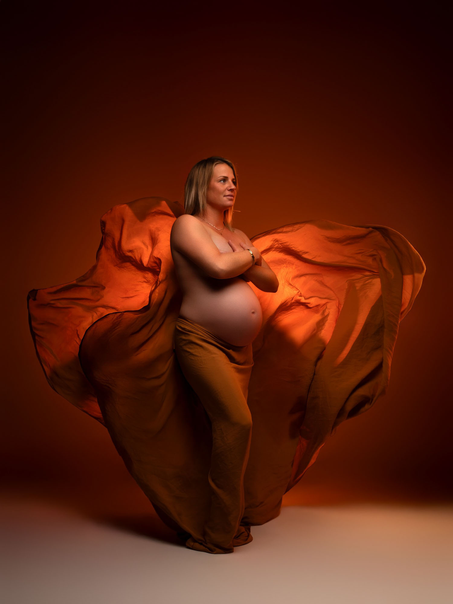 Silhouette d'une femme enceinte jouant avec un drapé transparent, création photographique fine art à Mende
