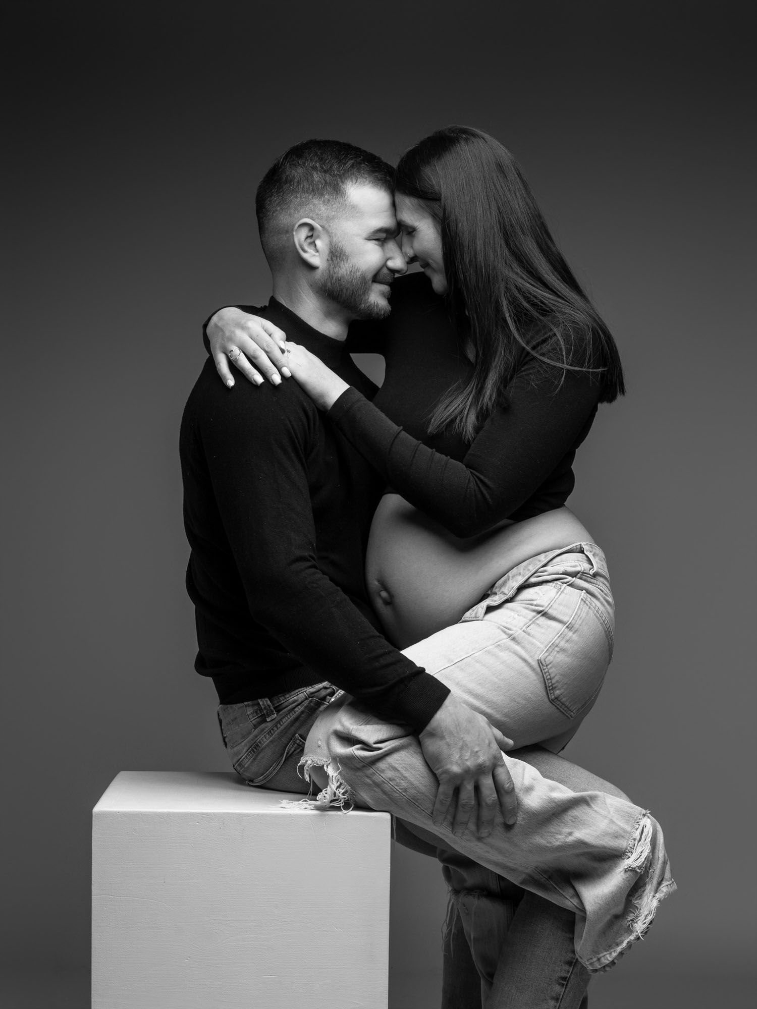 Futurs parents tendrement enlacés lors d'un shooting grossesse à Mende