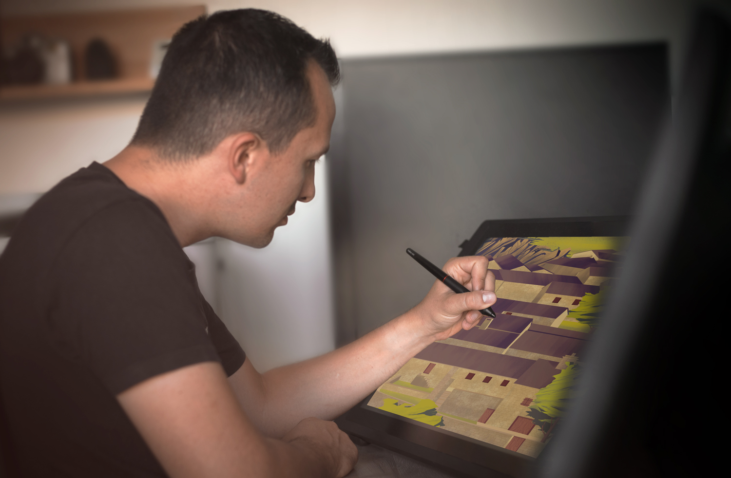 Maxime Barathieu , graphiste, dessinant sur sa tablette graphique au Studio de la Bête à Mende en Lozère